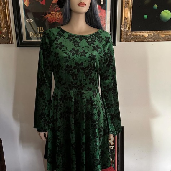 Unique Vintage Green Velvet & Black Floral Flare Dress - L/10-12 - Picture 2 of 10